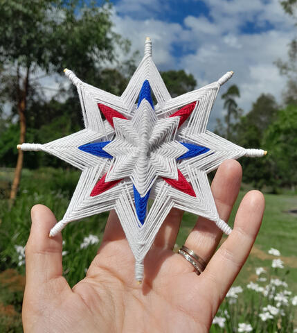 „EU SUNT” împletește poezia cu misiunea de a dărui 10.000 de mandale sportivilor de la Brisbane 2032. O invitație lirică la liniște și iertare, ce onorează divinitatea din fiecare om.